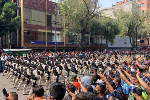 Más de 15,000 efectivos militares del Ejército, Marina y Fuerza Aérea, además de la Guardia Nacional desfilaron desde el Zócalo capitalino al Campo Marte para celebrar el 211 aniversario de vida independiente de México
  - Sputnik Mundo