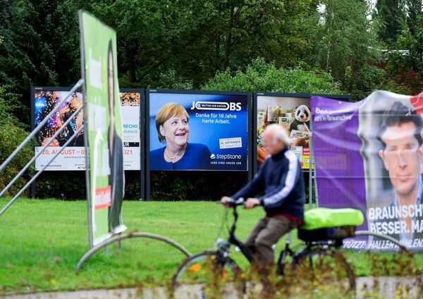 De todos modos, en las recientes condiciones de inestabilidad, relacionada con la pandemia y la crisis migratoria, Angela Merkel sigue siendo la política más popular. Según datos del Instituto Alemán de Estudios Sociales Forsa, el índice del apoyo al canciller es del 65%. - Sputnik Mundo