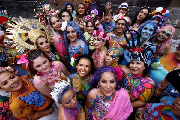 Participantes del proyecto A brushstroke for life destinado a generar conciencia y combatir el cáncer de mama, en Guadalajara (México). - Sputnik Mundo