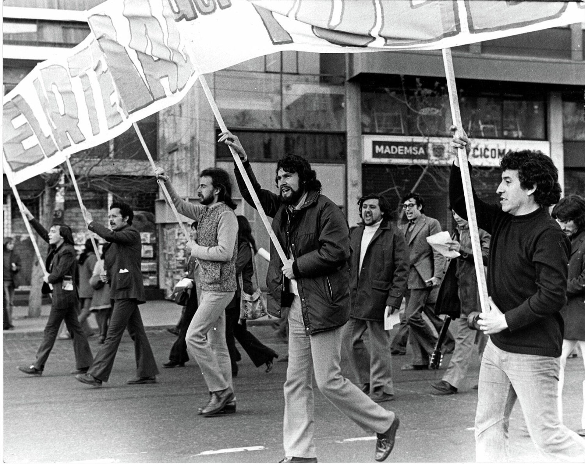 Víctor Jara, a la derecha, en una marcha - Sputnik Mundo, 1920, 17.09.2021
