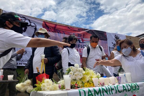 Conmemoración para las víctimas de los sismos de 2017 convocada por el Colectivo Daminificados Unidos, en los restos del derrumbe de Bolivar 168, colonia Obrera - Sputnik Mundo