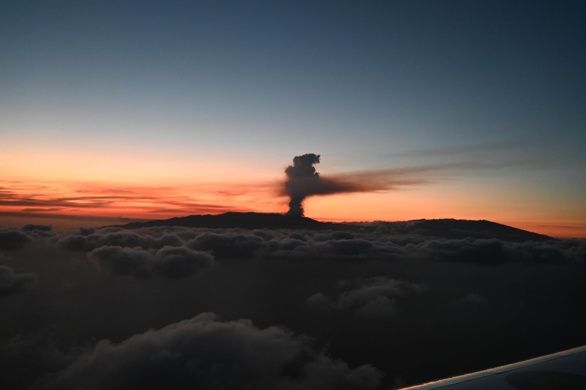 Humo causado por la erupción del volcán en la isla de La Palma, España - Sputnik Mundo, 1920, 19.09.2021