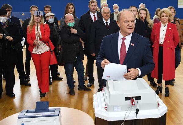 El presidente del Partido Comunista de Rusia, Guennadi Ziugánov, vota en un colegio electoral de Moscú. - Sputnik Mundo