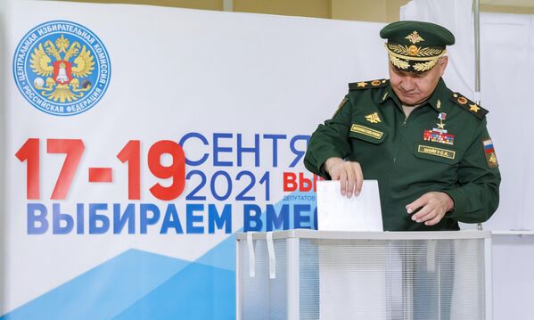 Serguéi Shoigú, ministro de Defensa de Rusia, entrega su voto en uno de los colegios electorales de la región de Moscú. - Sputnik Mundo