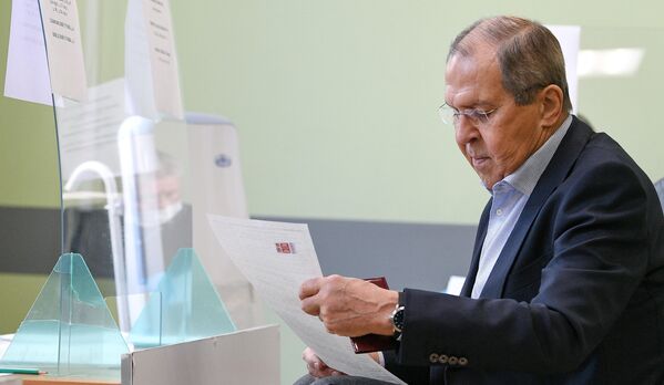 Serguéi Lavrov, ministro de Exteriores de Rusia, recibe la papeleta en su colegio electoral en Moscú. - Sputnik Mundo