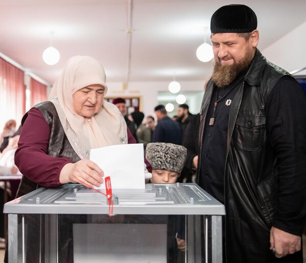 El gobernador de Chechenia, Ramzán Kadírov, ejerce su voto en el colegio electoral de Ajmat-Yurt. - Sputnik Mundo