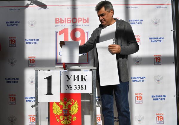 El líder del partido Personas Nuevas, el millonario Alexéi Necháyev, ejerce su voto en un colegio electoral de Moscú. - Sputnik Mundo