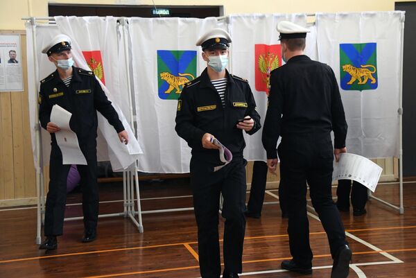 Los marineros militares desplegados en la ciudad de Vladivostok, en el lejano Oriente ruso, fueron unos de los primeros en acudir a votar. - Sputnik Mundo