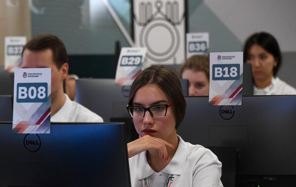 Operadores en el centro para la observación de las elecciones en Moscú. - Sputnik Mundo