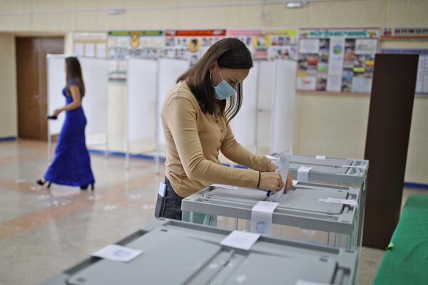 Una mujer vota en uno de los colegios electorales de la ciudad de Krimsk. - Sputnik Mundo
