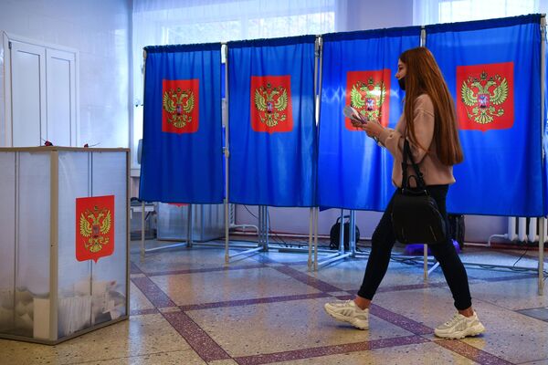 Una joven vota en uno de los colegios electorales de la ciudad de Novosibirsk. - Sputnik Mundo