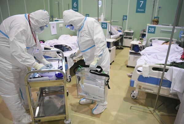 Un grupo móvil asiste a los enfermos de COVID-19 para que puedan ejercer su voto en un centro de atención médica de Moscú. - Sputnik Mundo