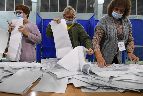 Recuento de los votos en la ciudad de Novosibirsk. - Sputnik Mundo