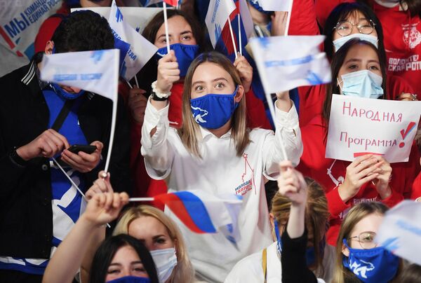 Simpatizantes del partido gobernante Rusia Unida, favorito de las elecciones, celebran su inminente victoria en las parlamentarias. - Sputnik Mundo