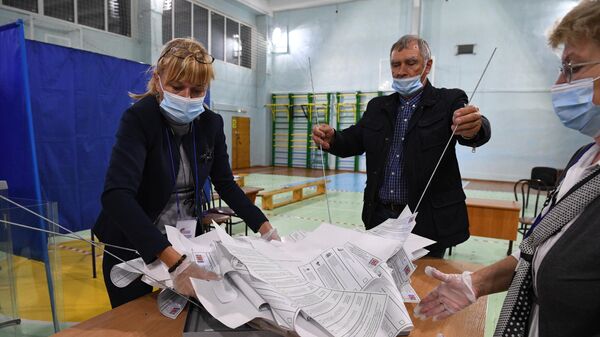 El conteo de votos en las elecciones parlamentarias en Rusia - Sputnik Mundo