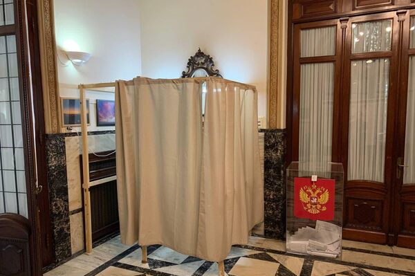 Rusos votan en las elecciones a la Duma de Estado en Uruguay - Sputnik Mundo