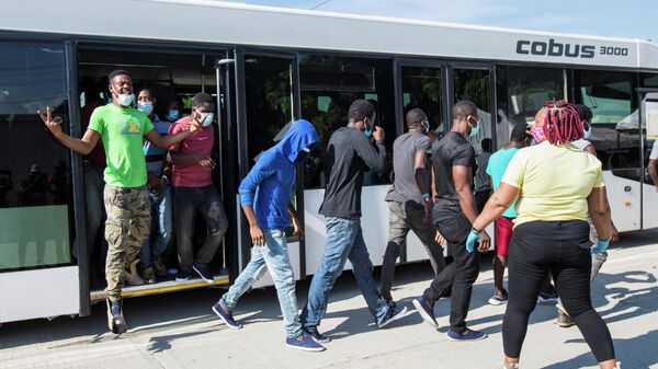 Migrantes haitianos a su llegada a Puerto Príncipe, Haití - Sputnik Mundo