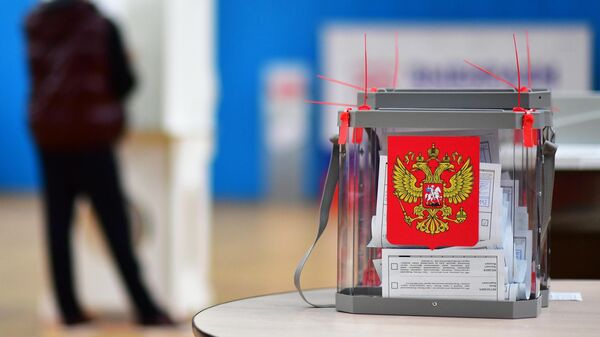 Una urna en las elecciones parlamentarias en Rusia - Sputnik Mundo