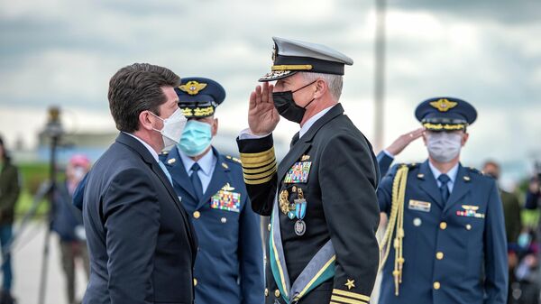 El ministro de Defensa colombiano, Diego Molano, condecorando al almirante Craig Faller, jefe del Comando Sur de EEUU - Sputnik Mundo