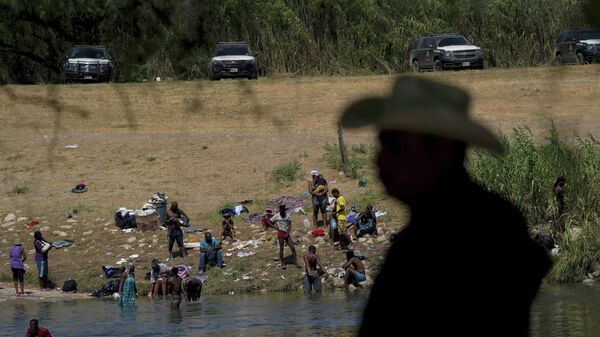 Migrantes haitianos en El Río - Sputnik Mundo