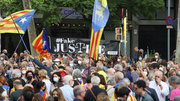 Concentración en Barcelona contra la detención de Carles Puigdemont en Cerdeña - Sputnik Mundo
