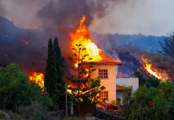 Una casa arde en llamas tras la erupción de Cumbre Vieja en La Palma, las islas Canarias, España. - Sputnik Mundo