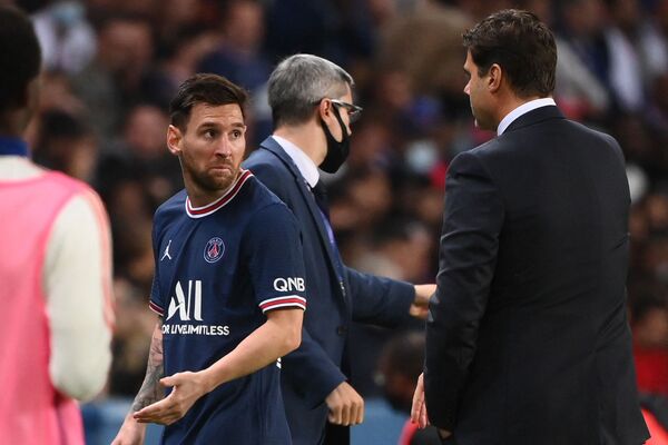 Lionel Messi abandona el terreno de juego durante el partido entre el París Saint-Germain y el Olympique Lyonnais en el estadio Parque de los Príncipes de París. - Sputnik Mundo