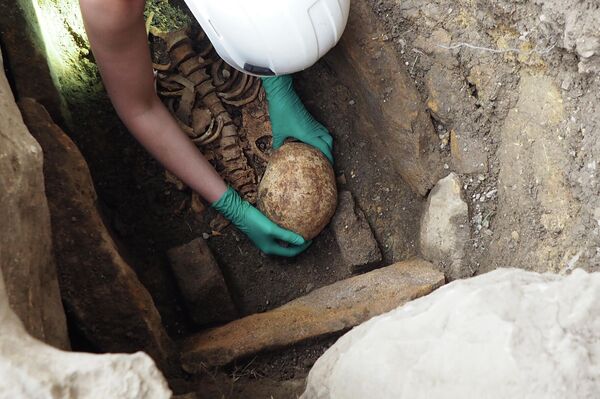 Extracción del esqueleto encontrado a la orilla de la ermita de San Tirso y San Bernabé (Burgos) - Sputnik Mundo