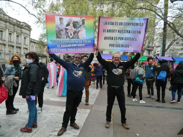 Una pareja homosexual reivindican el derecho a tener una familia y se expresan frente a los prejuicios sociales. - Sputnik Mundo