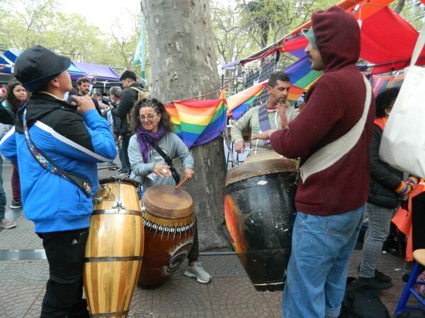 El candombe, género musical tradicional en Uruguay, resonó  antes y durante la marcha. - Sputnik Mundo