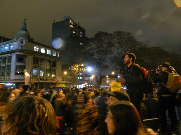 La multitud avanzando por avenida Libertador en dirección hacia la plaza Primero de Mayo.  - Sputnik Mundo