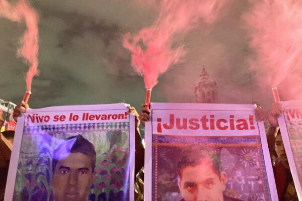 Manifestación por el séptimo aniversario de la desaparición de los 43 estudiantes de Ayotzinapa - Sputnik Mundo