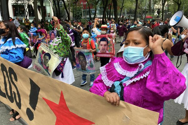 Manifestación por el séptimo aniversario de la desaparición de los 43 estudiantes de Ayotzinapa - Sputnik Mundo
