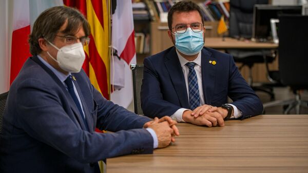 El expresidente de la Generalitat Carles Puigdemont (i) y el actual presidente, Pere Aragonès (d) - Sputnik Mundo