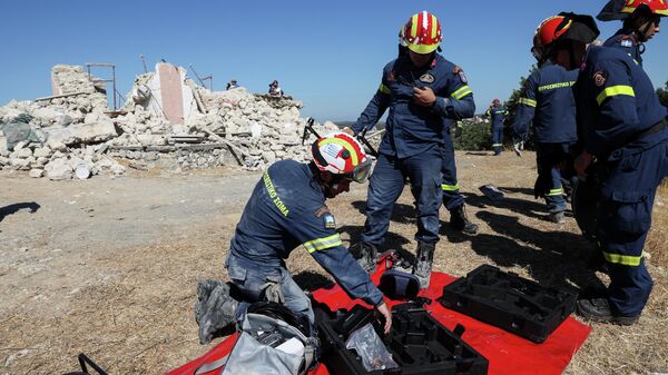 Los bomberos trabajan en la isla de Creta tras un terremoto - Sputnik Mundo
