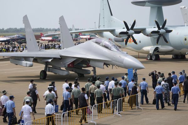 Una de las principales novedades de la 13 edición del Salón Aeroespacial de Zhuhai ha sido el avión de guerra electrónica J-16D, que se ha mostrado al público por primera vez.   - Sputnik Mundo