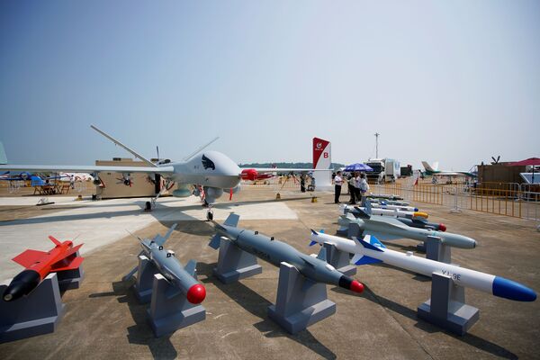 Un dron Wing Loong II se exhibe junto con su arsenal en el Salón Aeroespacial de Zhuhai. - Sputnik Mundo