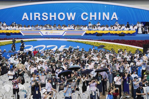 El Salón Aeroespacial de Zhuhai se celebró por primera vez en 1996, y año tras año atrae a más y más visitantes, pues sirve de escaparate de los últimos avances del país asiático en el ámbito de la aviación y el espacio.  - Sputnik Mundo