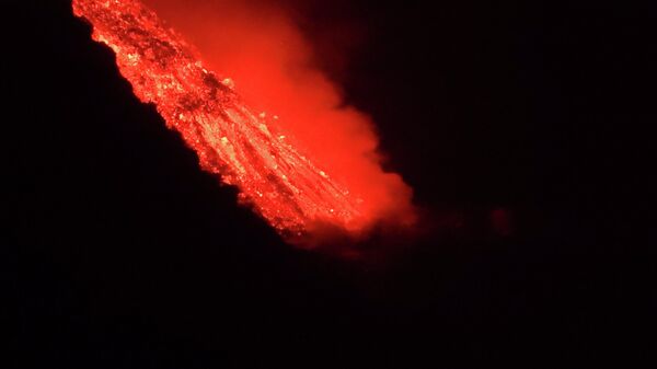 La lava del volcán de Cumbre Vieja llega al mar (La Palma) - Sputnik Mundo