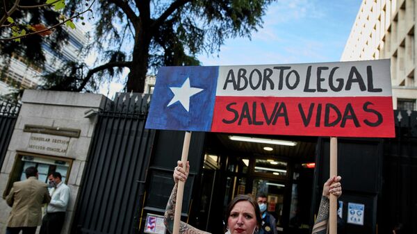 Una activista de Femen participa con una pancarta en una protesta contra la nueva ley del aborto que ha entrado en vigor en Texas, - Sputnik Mundo