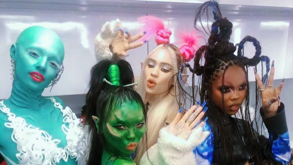Grimes (segunda de la derecha) en el set de rodaje del video musical de Doja Cat 'Need To Know' - Sputnik Mundo