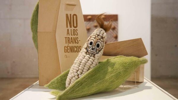 El artista plástico Francisco Toledo creó esta pieza contra el maíz transgénico - Sputnik Mundo