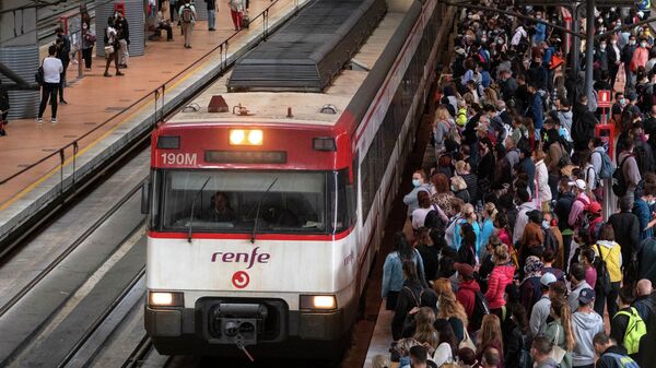 Gran número de pasajeros en la estación de Atocha durante el primer día de huelga en Renfe (Madrid) - Sputnik Mundo