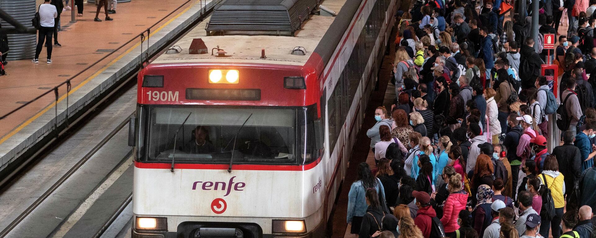 Gran número de pasajeros en la estación de Atocha durante el primer día de huelga en Renfe (Madrid) - Sputnik Mundo, 1920, 30.09.2021