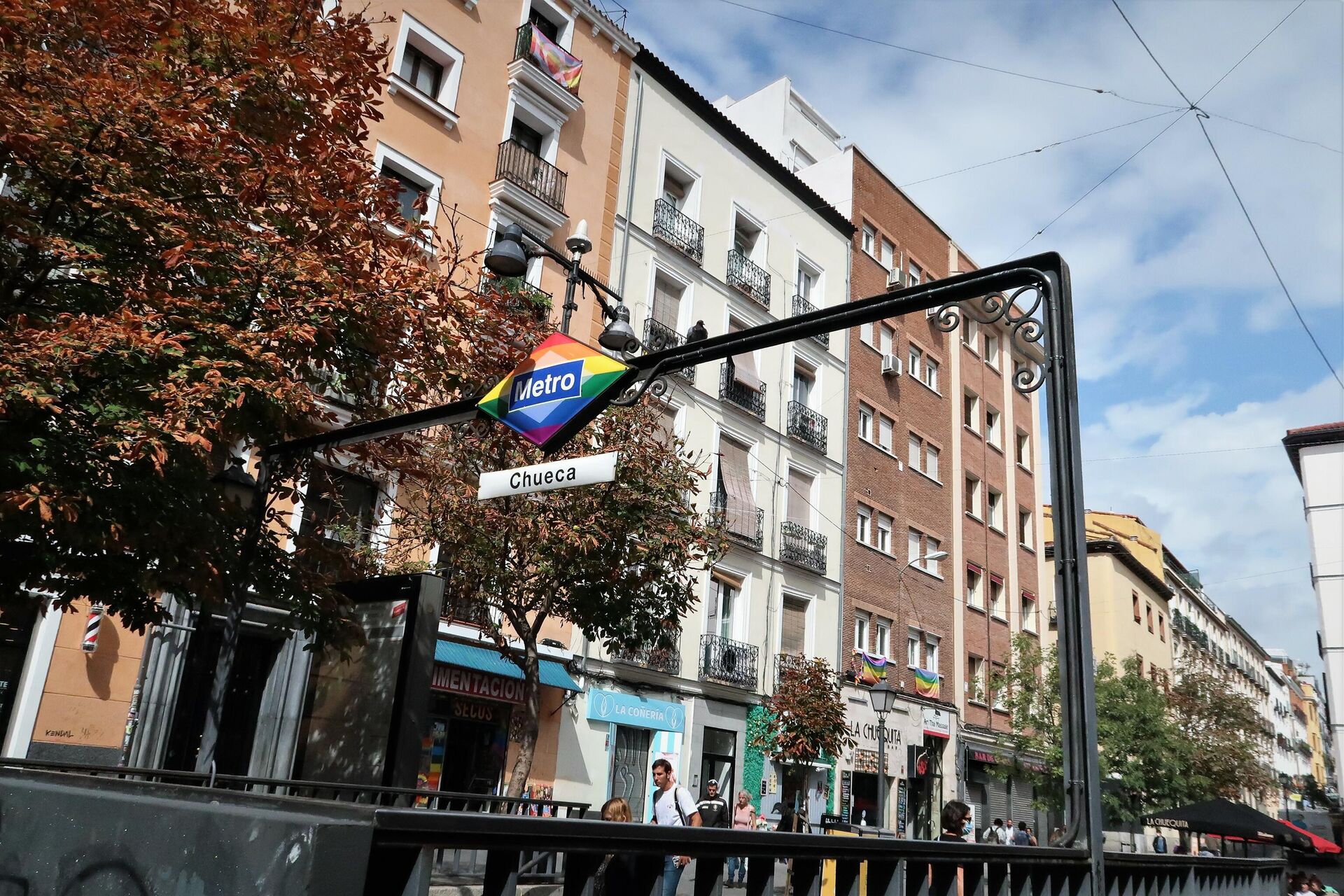 Parada de metro de Chueca, en Madrid, con la bandera arcoiris - Sputnik Mundo, 1920, 01.10.2021