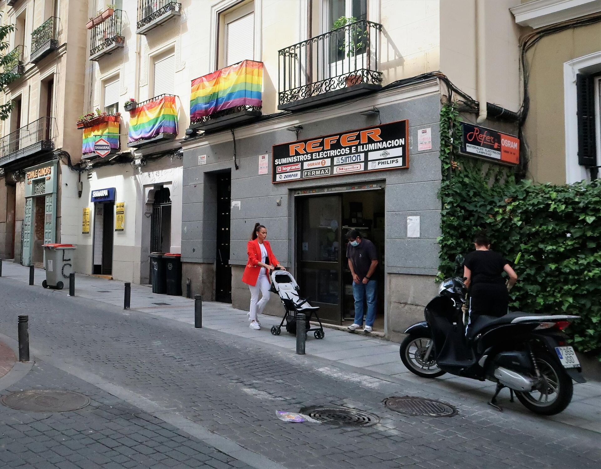 Una calle del barrio de Chueca, en Madrid, con la bandera arcoiris - Sputnik Mundo, 1920, 01.10.2021