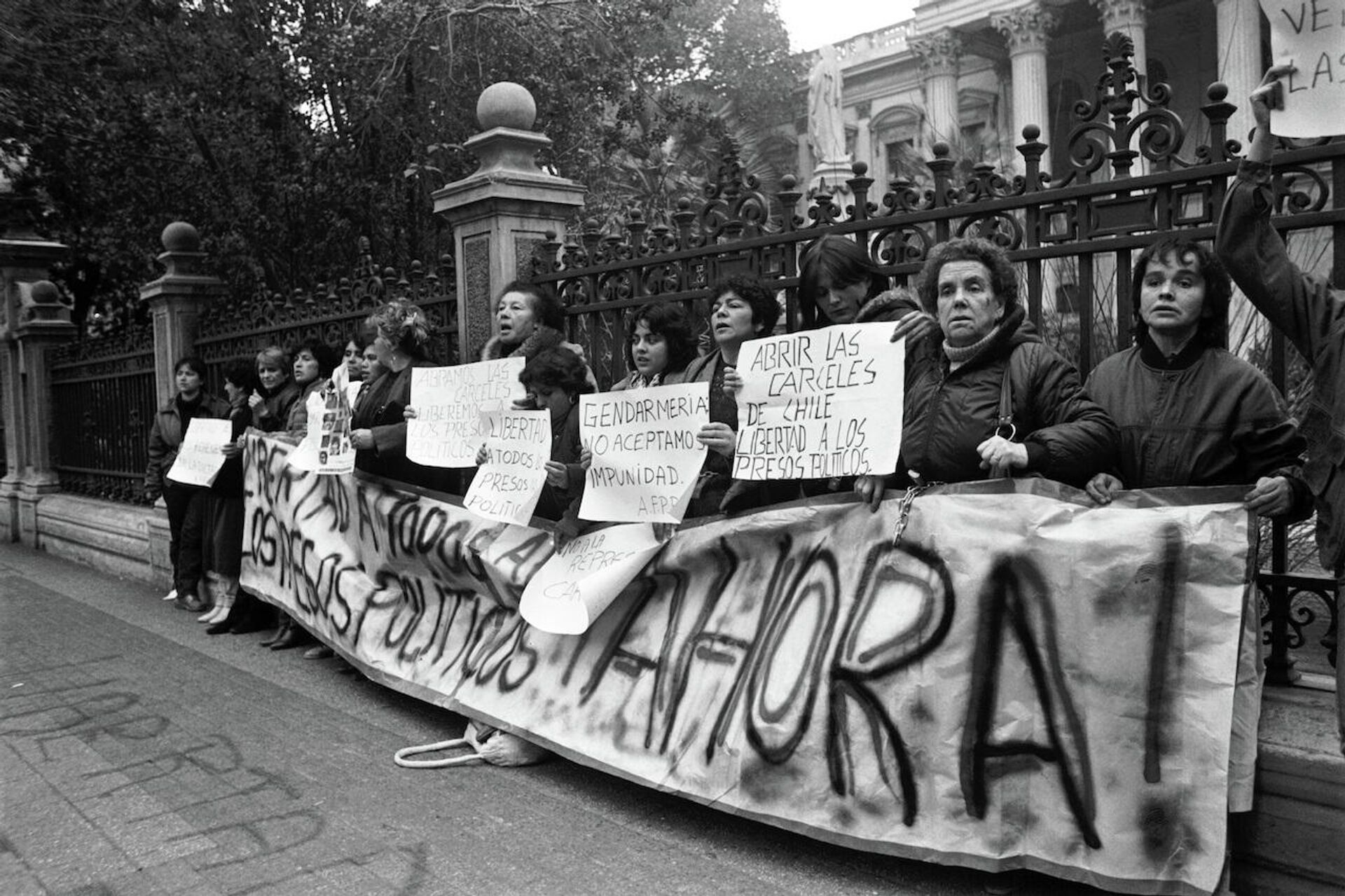 Cuatro mujeres de la AFPP encadenadas a tribunales  en 1986  - Sputnik Mundo, 1920, 30.09.2021