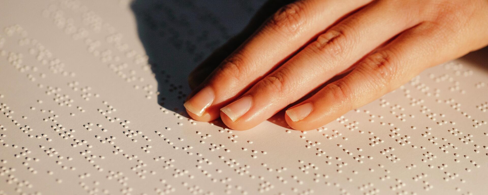 Una persona leyendo en braille - Sputnik Mundo, 1920, 01.10.2021
