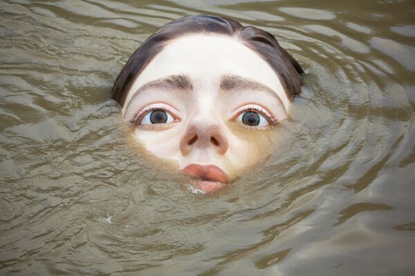 Una figura de una niña sumergida en el río de Bilbao - Sputnik Mundo
