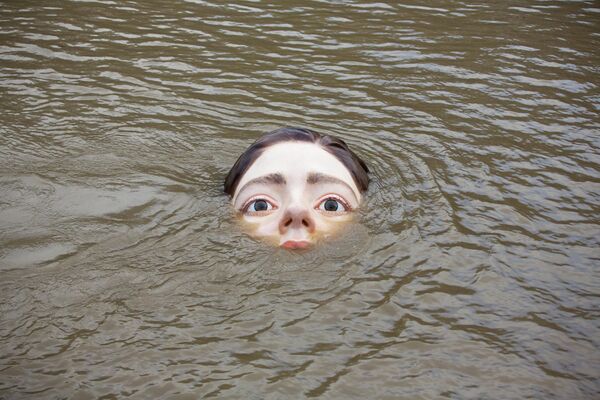 Una figura de una niña sumergida en el río de Bilbao - Sputnik Mundo
